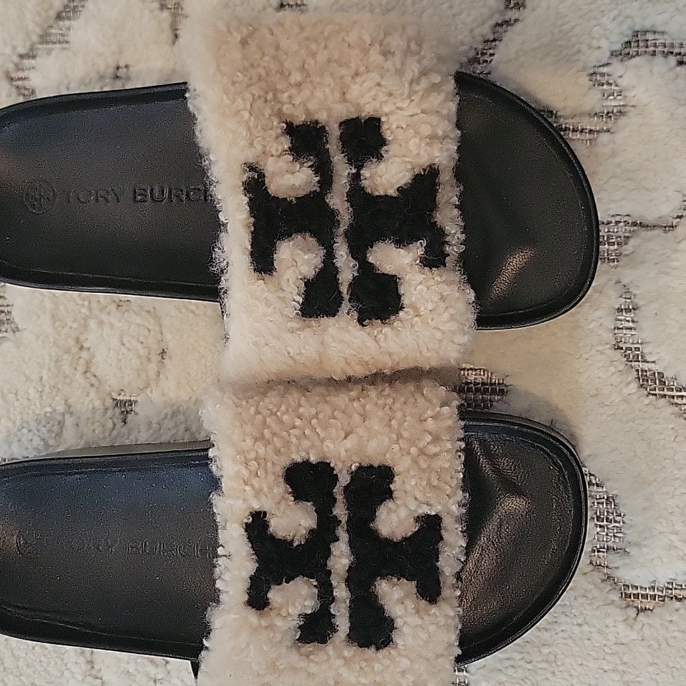 Tory Burch double T platform Shearling slides. AUTHENTIC size 5